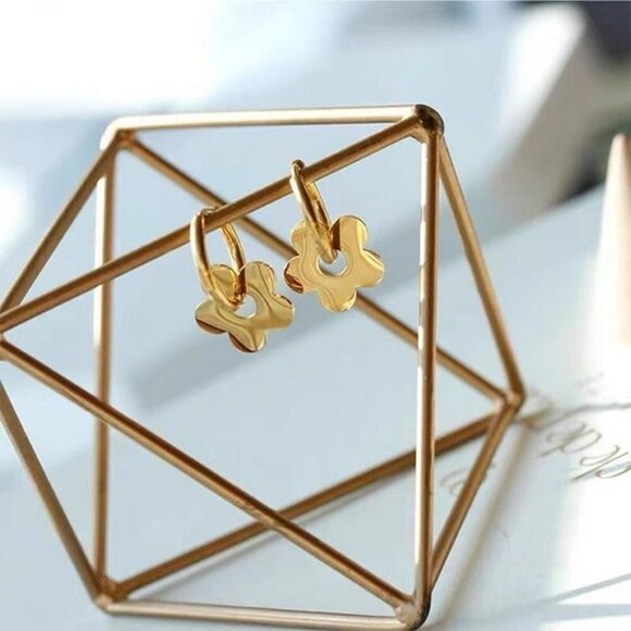 18K Gold Plated Hoop Earrings Charm Geometric Flower Earrings - Picture 2 of 10